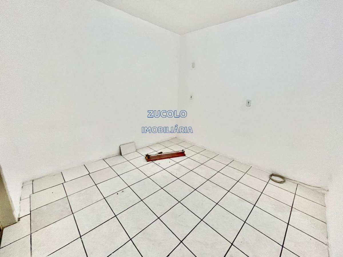 Casa com mais 3 casas no quintal, agua em conjunto e energia separada no bairro Piraporinha em Diadema - Zucolo Imobiliária