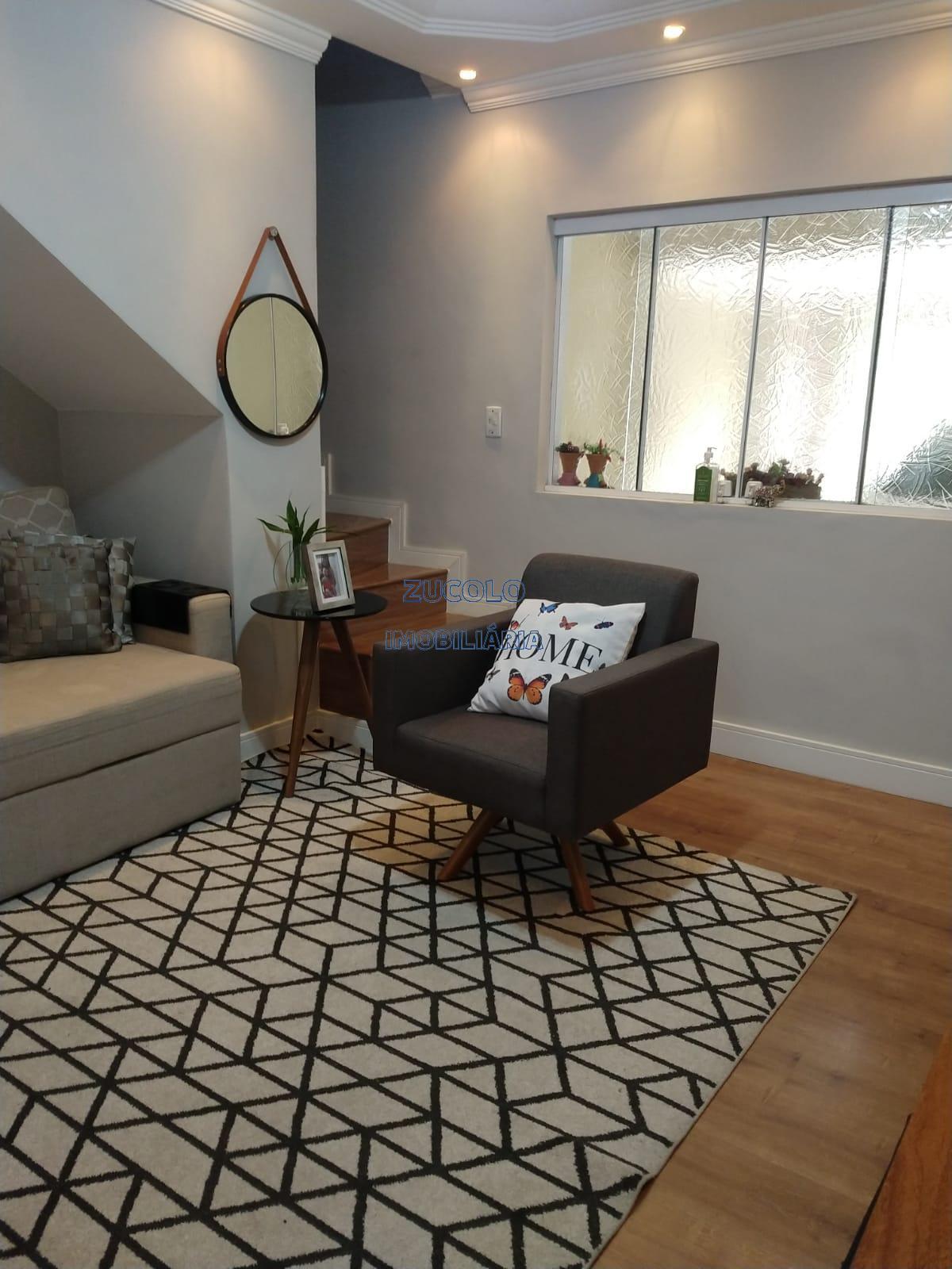 Sobrado 2 dormitórios, sendo 1 suíte com varanda, 2 vagas de garagem, quintal e área gourmet em rua tranquila sem saída - Zucolo Imobiliária