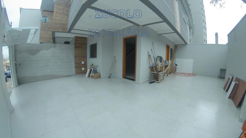 Sobrado Novo com 4 vagas, 3 dormitórios sendo 1 suíte e uma ampla cobertura na Vila Curuça, excelente localização de Santo André - Zucolo Imobiliária